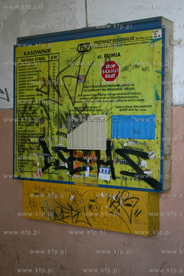 Zdewastowany przystanek SKM w Rumi. Nz. zdewastowany...