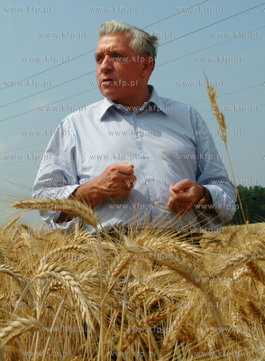 Minister Rolnictwa Andrzej Lepper wizytuje pola w Karnieszewicach...