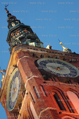 Wieza Ratusza Glownego Miasta w Gdansku, w tle przelatujacy...