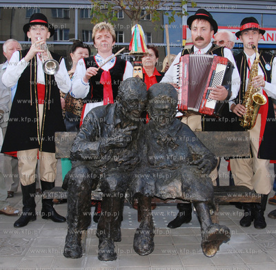 Plac Kaszubski w Gdyni. Odsloniecie rzezby " Para Kaszubow...