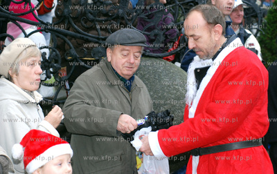 Okolo 380 Mikolajow na swych wspanialych dwu  i czterokolowych...