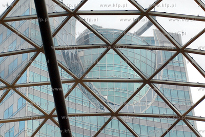 Zlote tarasy - kompleks wielofunkcyjny (biznesowo-handlowo-rozrywkowy)...