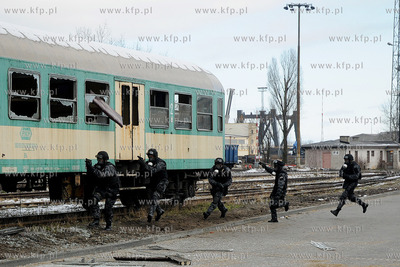 Wspolne cwiczenia antyterorystow, policji, strazy granicznej...