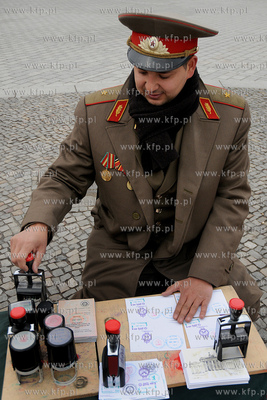 Berlin. Ukrainiec w mundurze rosyjskiego zolnierza...