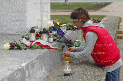 Zaloba narodowa po katastrofie prezydenckiego samolotu...