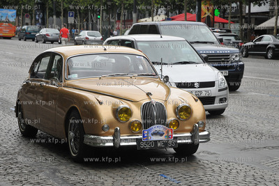 Przejazd ulicami Paryza zabytkowych i unikalnych samochodow...