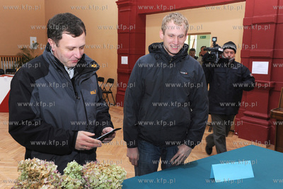 Sopot. Wybory prezydenta Sopotu II tura. Nz. Glosuje...