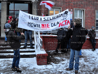 Gdansk. Uczestincy nielgalnej pikiety przeciwko podpisaniu...