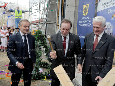 Zawieszenie wiechy na Teatrze Muzycznym w Gdyni. Nz....