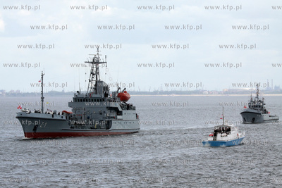 Parada wszystkich najwazniejszych klas okretow bedacych...