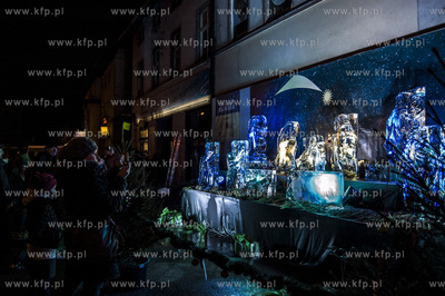 Przed Galeria Sztuki Warzywniak w Gdansku Oliwie, stanela...