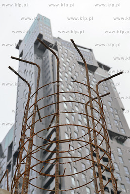 Gdynia. Na terenie sasiadujacym z apartamentowcem Sea...