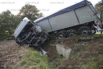 Stara Dabrowa na krajowej 6. Volkswagen Golf zderzyl...
