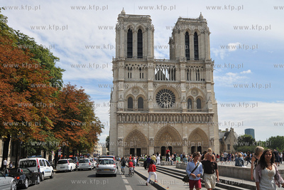 Paryż Wyspa Cite z Placem Św Jana Pawla II.  Katedra...