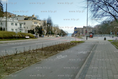 Gdynia. Wyludnione ulice i place zabaw. Nz. Pusta al....