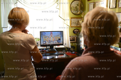 Wierni uczestniczacy w liturgi Wielkiego Czwartku dzieki...