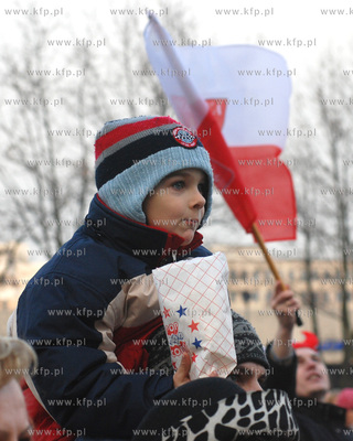 Gdynianie kibicuja przed ustawionym na Placu Grunwaldzkim...