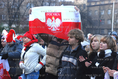 Gdynianie kibicuja przed ustawionym na Placu Grunwaldzkim...