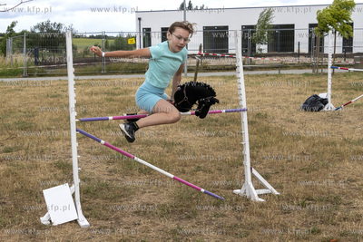 Zawody PONY CUP 2023 HOBBYHORSE przed Urzędem Gminy...