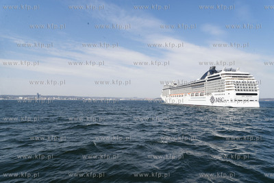 Gdynia. Rejs powitalny pierwszego w tym sezonie statku...