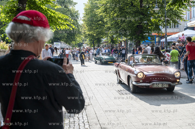 Sopot. Parada ulicą Bohaterów Monte Cassino do muszli...