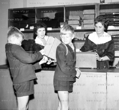 Uczniowie kupują tornistry podczas kiermaszu zorganizowanym...