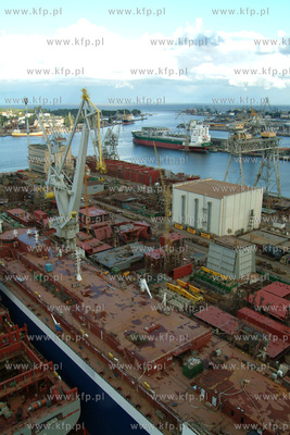 Stocznia Gdynia S.A. W dali Port Gdynia14.09.2002fot....