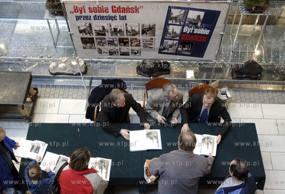 CH Manhattan w gdanskim Wrzeszczu - promocja albumu...