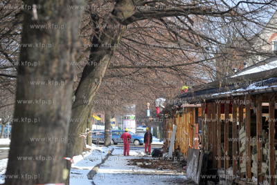 Rozbiorka pawilonow handlowych wzdluz starych murow...