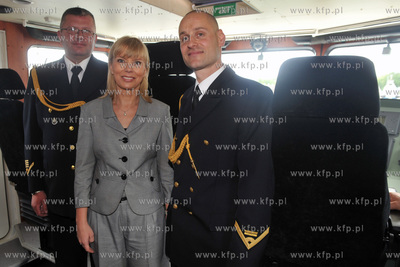 Uroczystosc nadania imienia i podniesienia bandery...