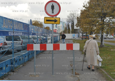Zakaz ruchu dla pieszych na srodku chodnika na al.
Grunwaldzkiej...
