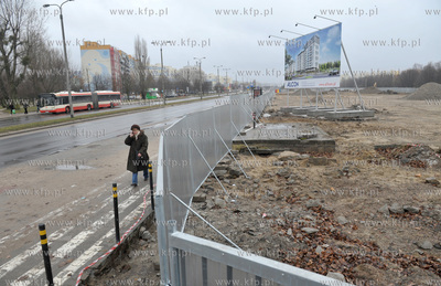 Gdansk. Zaspa. Wyburzanie dawnego pasa startowego wzdluz...