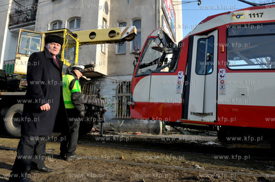 Ok. godz. 8:00, tramwaj nr 7, jadacy w kierunku Nowego...