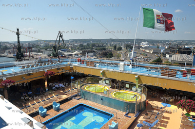 Statek wycieczkowy Costa Pacifica plywajacy pod wloska...