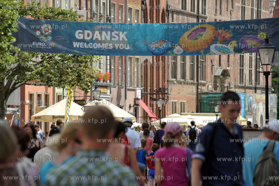 Gdansk, ul. Dluga. Baner zapraszajacy turystow do Gdanska...