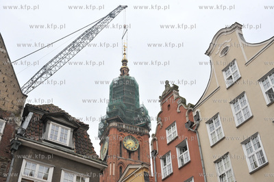 Montaz odrestaurowanego helmu Ratusza Glownego Miasta...