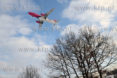Airbus A320-232 linii Wizz-Air zbliza sie do lotniska...