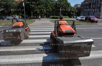 Gdansk. Kosiarki na przejsciu dla pieszych na ul. Okopowej....