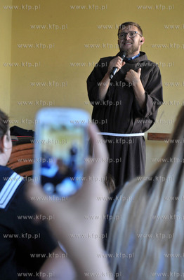 Franciszkanin ojciec Lukasz Buksa podczas reklolekcji...