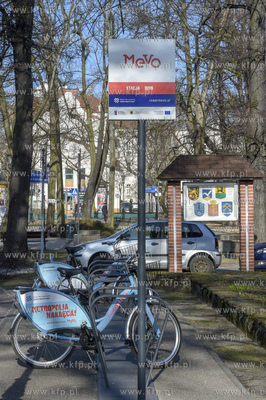 Sopot. Rowery metropolitalne MEVO zaparkowane przed...
