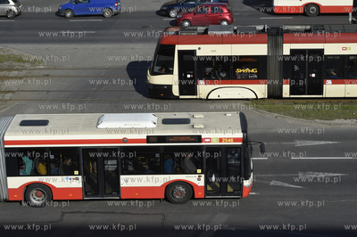 Tramwaje i autobus na ul. Okopowej w okolicy budynku...