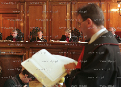 Proces Grudnia 70,prokurator Szegda odczytyje akt oskarzenia.15.06.98.Fot.Maciej...