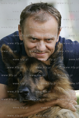 Sopot. Donald Tusk z psem Szeryfem. 28.07.2006 fot....