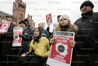 Slupsk. Demonstracja przeciwko budowie elementow tarczy...