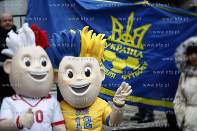 Gdansk. Maskotki Euro 2012 spotkaly sie z dziecmi i...