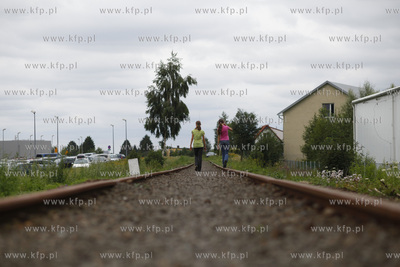 Dziewczynki na torach przy ul. Radarowej w Gdansku.
27.07.2011
fot....