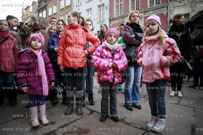 Gdańsk. Teatr w Oknie przy ul Długiej. Wolontariusze...