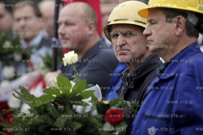Gdansk. Zlozenie kwiatow pod pomnikiem Poleglych Stoczniowcow...