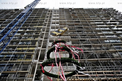 Uroczyste zawieszenie wiechy na modernizowanym biurowcu...