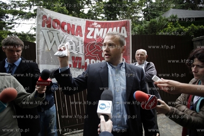 Gdansk. Ul. Polanki. Pikieta czlonkow Klubu Gazety...